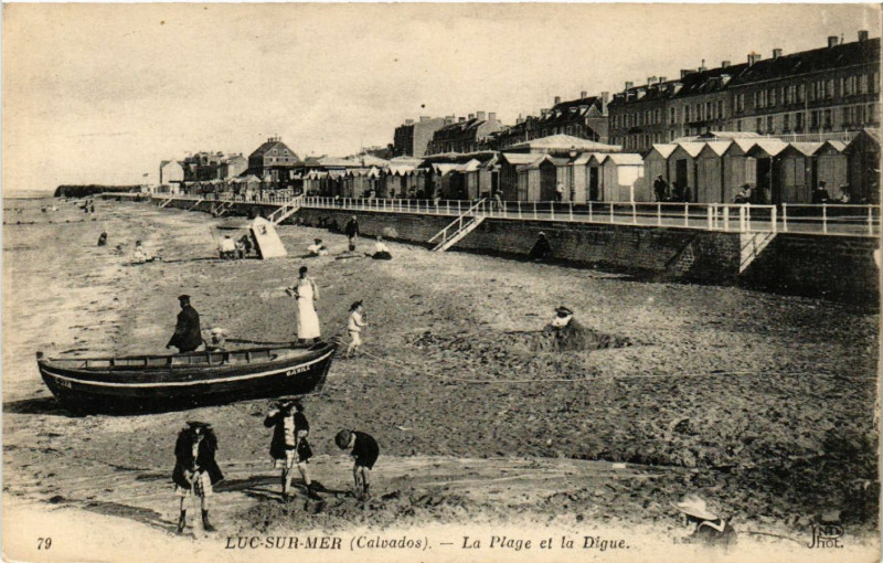 Carte postale ancienne Luc-sur-Mer - La Plage et la Digue à Luc-sur-Mer