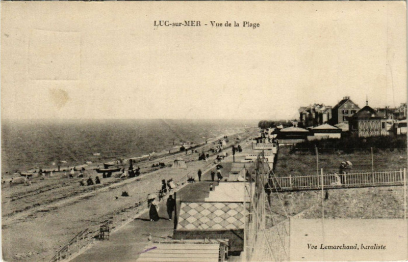 Carte postale ancienne Luc-sur-Mer - Vue de la Plage à Luc-sur-Mer
