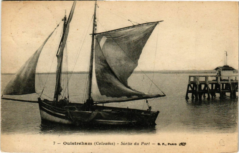 Carte postale ancienne Ouistreham - Sortie du Port à Ouistreham