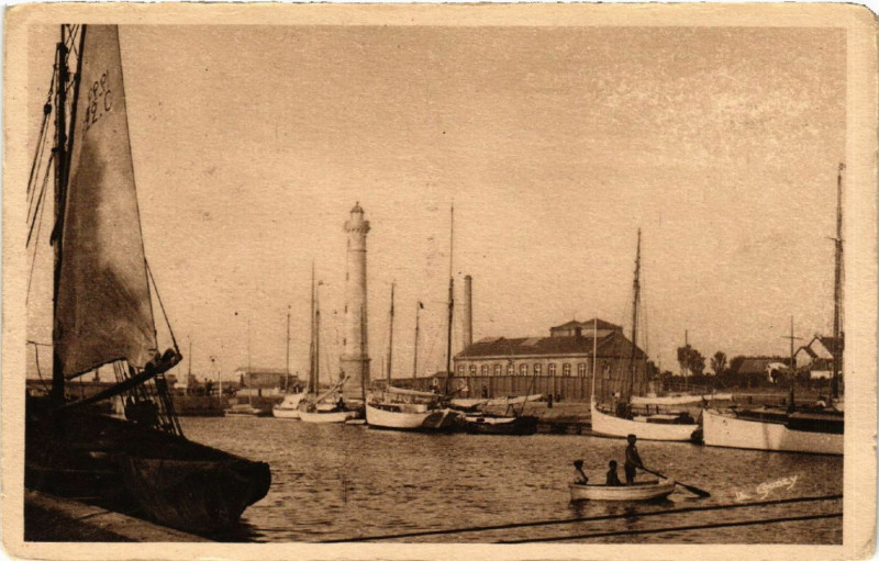 Carte postale ancienne Les Belles Plages Normandes - Ouistreham-Riva-Bella - Le Port . à Ouistreham