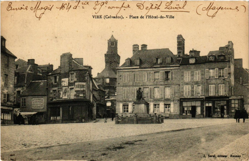 Carte postale ancienne Vire - Place de l'Hotel-de-Ville