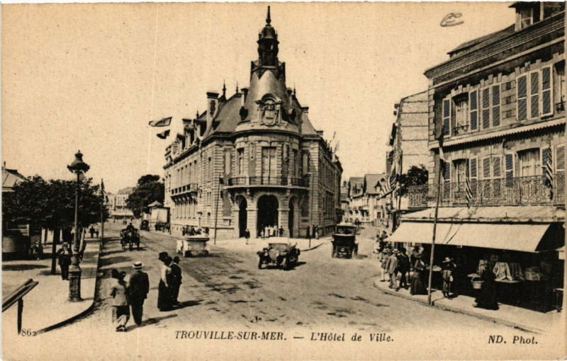 Carte postale ancienne Trouville-sur-Mer - L'Hotel de Ville à Trouville-sur-Mer
