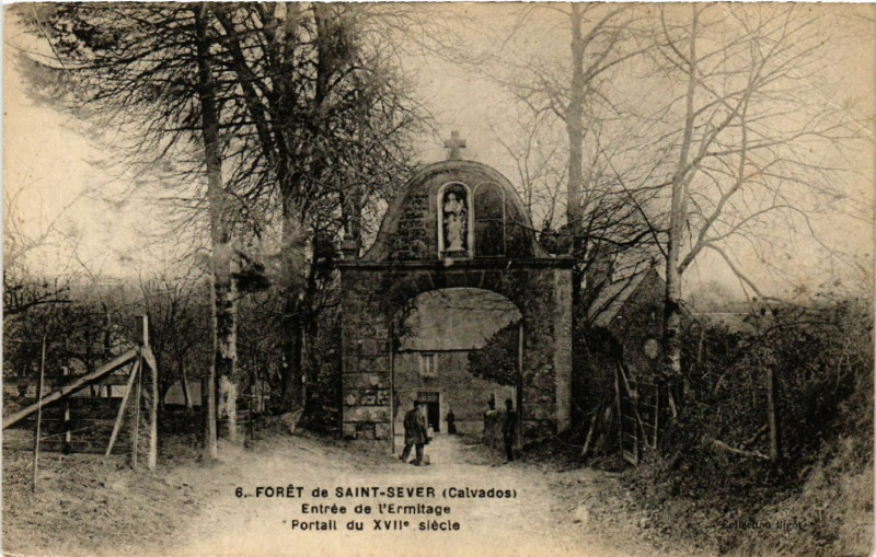 Carte postale ancienne Forét de Saint-Sever - Entrée de l'Ermitage - Portail...