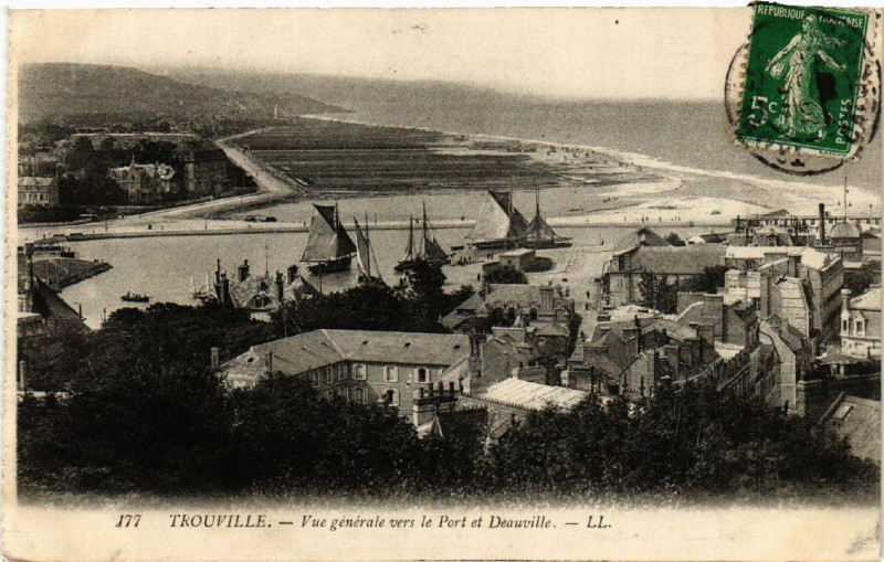 Carte postale ancienne Trouville - Vue générale vers le Port et Deauville à Deauville