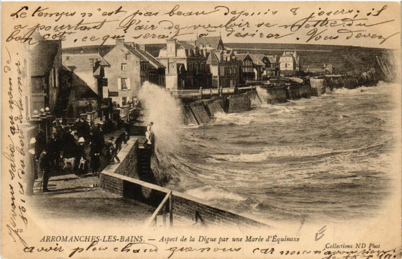 Carte postale ancienne Arromanches-les-Bains - Aspect de a Digue par une Marée... à Arromanches-les-Bains