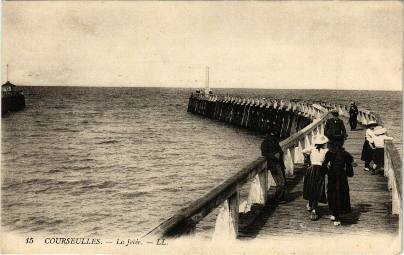 Carte postale ancienne Courseulles - La Jetée