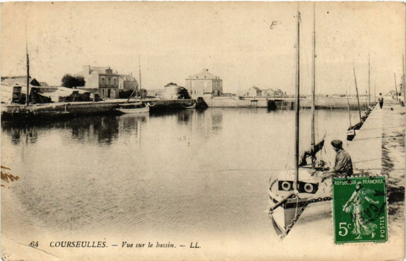 Carte postale ancienne Courseulles - Vue sur le bassin