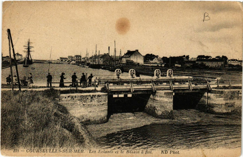 Carte postale ancienne Courseulles-sur-Mer - Les Ecluses et le Bassin a flot à Courseulles-sur-Mer