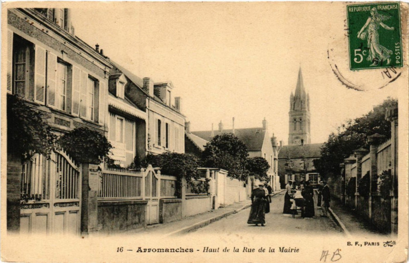 Carte postale ancienne Arromanches - Haut de la Rue de la Mairie