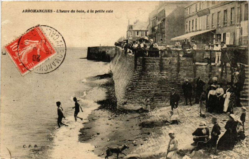 Carte postale ancienne Arromanches - L'heure du bain a la petite cale