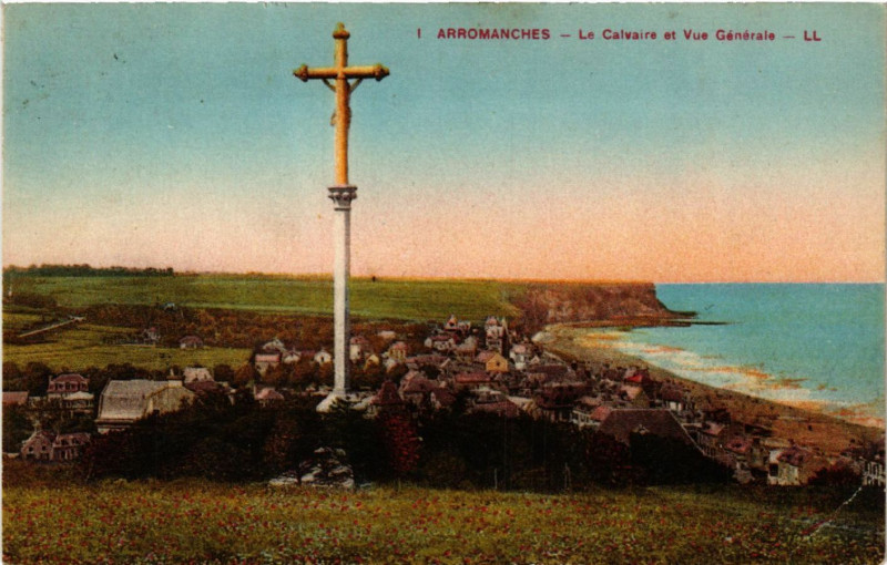Carte postale ancienne Arromanches - Le Calvaire et Vue Générale
