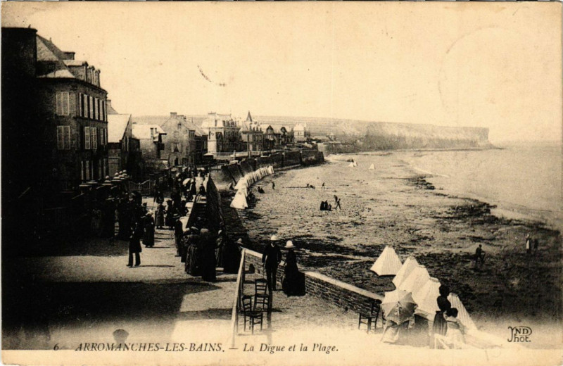 Carte postale ancienne Arromanches-les-Bains - La Digue et la Plage à Arromanches-les-Bains