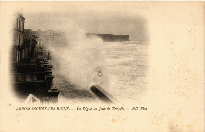 Carte postale ancienne Arromanches-les-Bains - La Digue un Jour de Tempéte à Arromanches-les-Bains