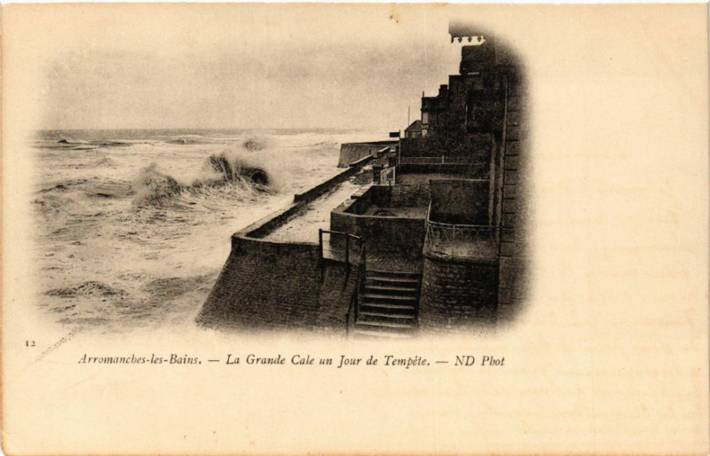 Carte postale ancienne Arromanches-les-Bains - La Grande Cale un Jour de Temple à Arromanches-les-Bains