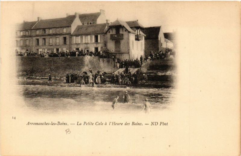 Carte postale ancienne Arromanches-les-Bains - La Petite Cale a l'Heure des Bains à Arromanches-les-Bains