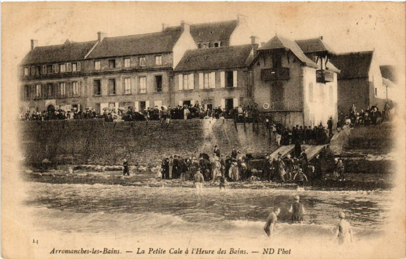 Carte postale ancienne Arromanches-les-Bains - La Petite Cale a l'Heure des Bains à Arromanches-les-Bains