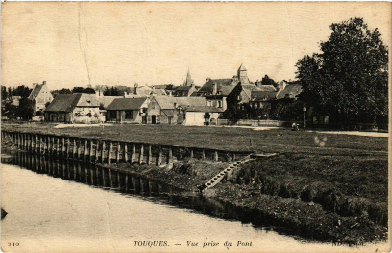 Carte postale ancienne Touques - Vue prise du Pont à Touques