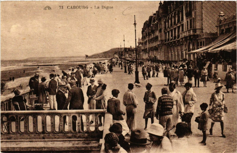 Carte postale ancienne Cabourg - La Digue à Cabourg