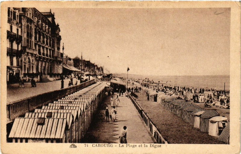 Carte postale ancienne Cabourg - La Plage et la Digue à Cabourg