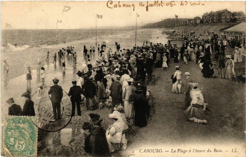 Carte postale ancienne Cabourg - La Plage a l'heure du Bain à Cabourg