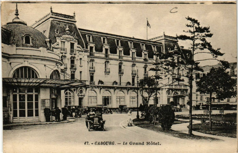 Carte postale ancienne Cabourg - Le Grand Hotel à Cabourg