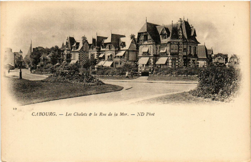 Carte postale ancienne Cabourg - Les Chalets & la Rue de la Mer à Cabourg
