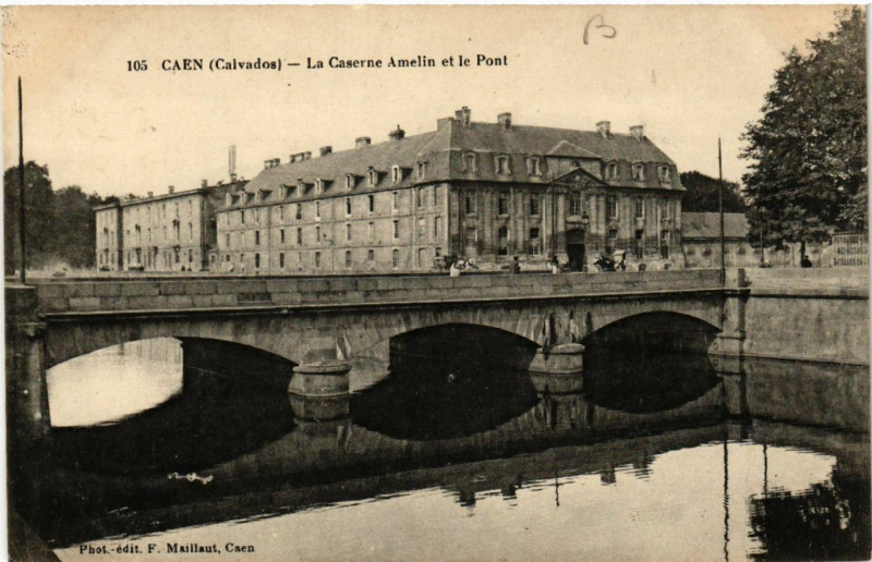 Carte postale ancienne Caen - La Caserne Amelin et le Pont à Caen