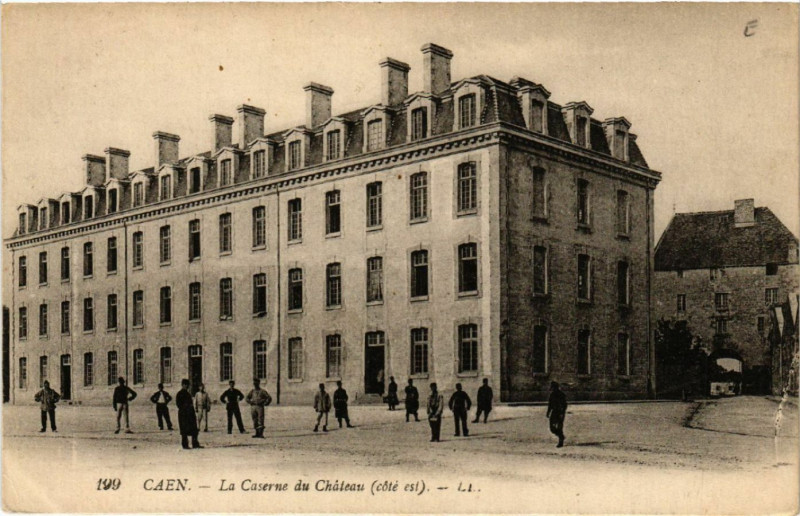 Carte postale ancienne Caen - La Caserne du Chateau (coté est) à Caen
