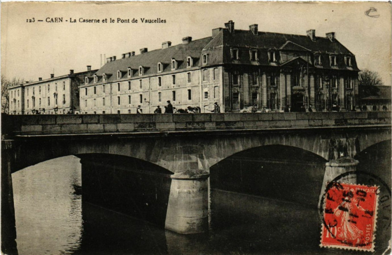Carte postale ancienne Caen - La Caserne et le Pont de Vaucelles à Caen