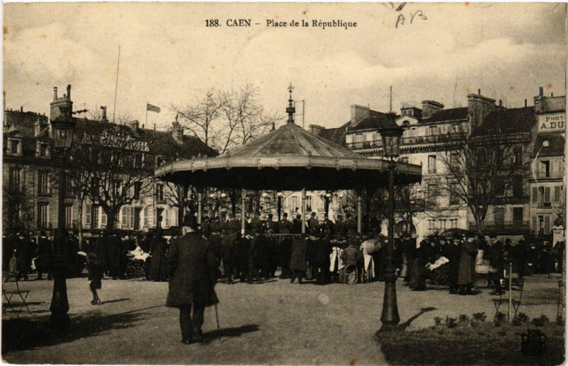 Carte postale ancienne Caen - Place de la République à Caen