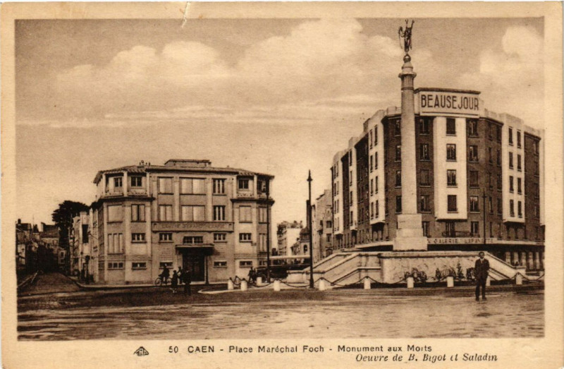 Carte postale ancienne Caen - Place Maréchal Foch - Monument aux Morts-Oeuvre de B.Bigot à Caen