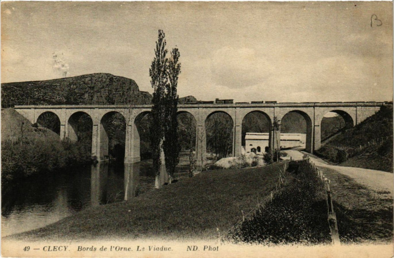 Carte postale ancienne Clecy - Bords de l'Orne Le Viaduc à Clécy