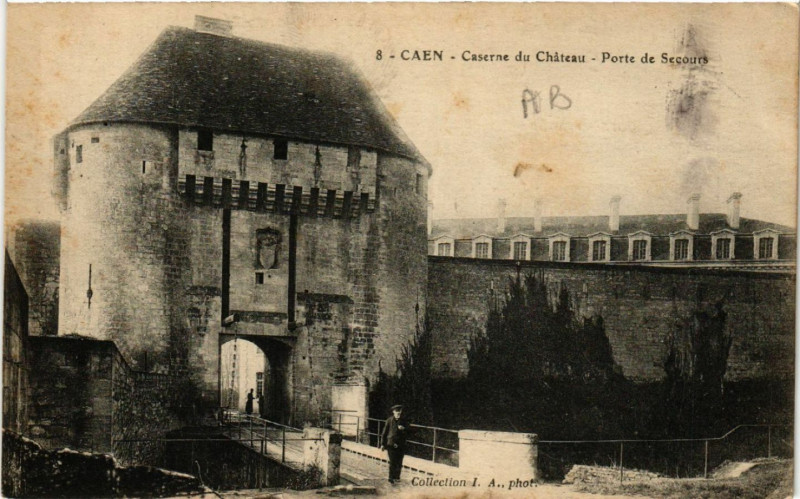 Carte postale ancienne Caen - Caserne du Chateau-Porte de Secours à Caen