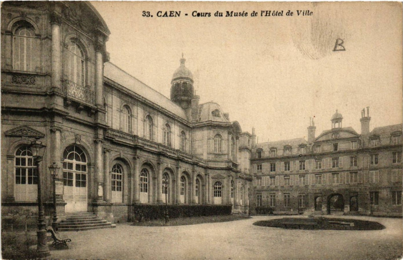 Carte postale ancienne Caen - Cours du Musée de l'Hotel de Ville à Caen
