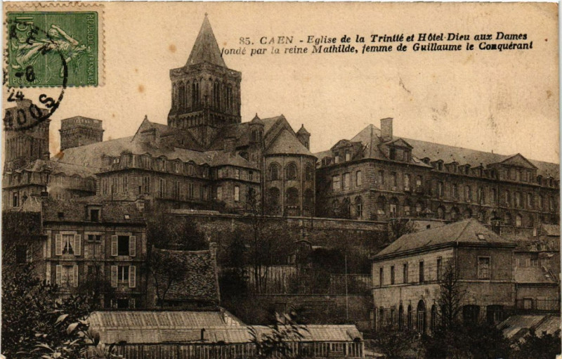 Carte postale ancienne Caen - Eglise de la Trinité et Hotel Dieu aux Dames fondé par la à Caen