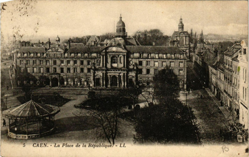 Carte postale ancienne Caen - La Place de la République à Caen