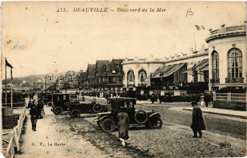 Carte postale ancienne Deauville - Boulevard de la Mer à Deauville