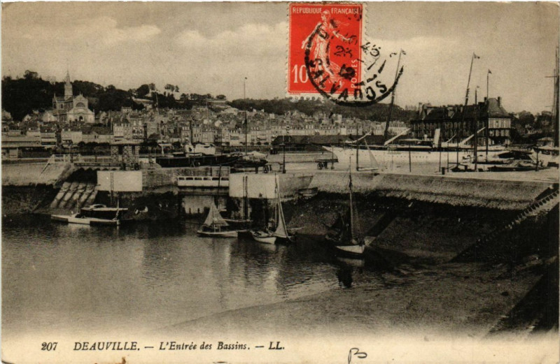 Carte postale ancienne Deauville - L'Entrée des Bassins à Deauville