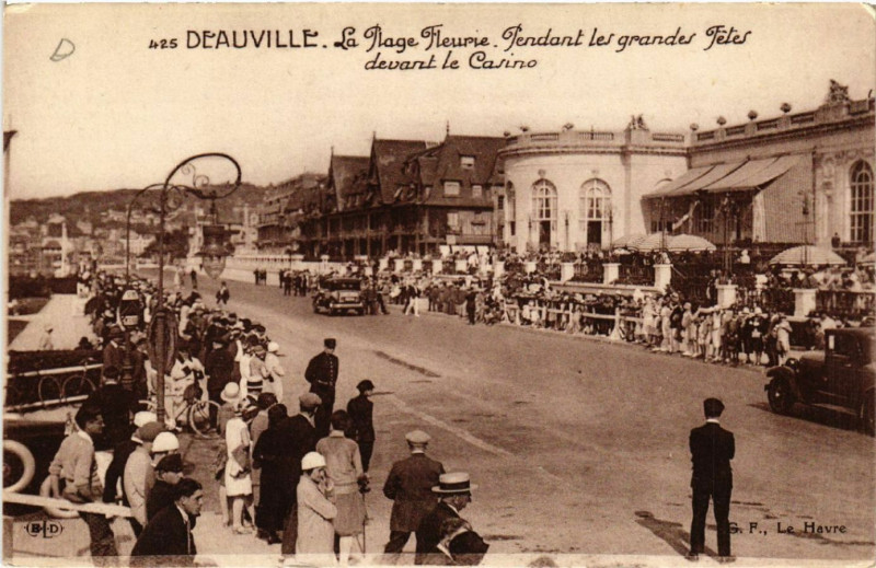 Carte postale ancienne Deauville - La Plage Fleure. Pendant les grandes Fétes devant.. à Deauville