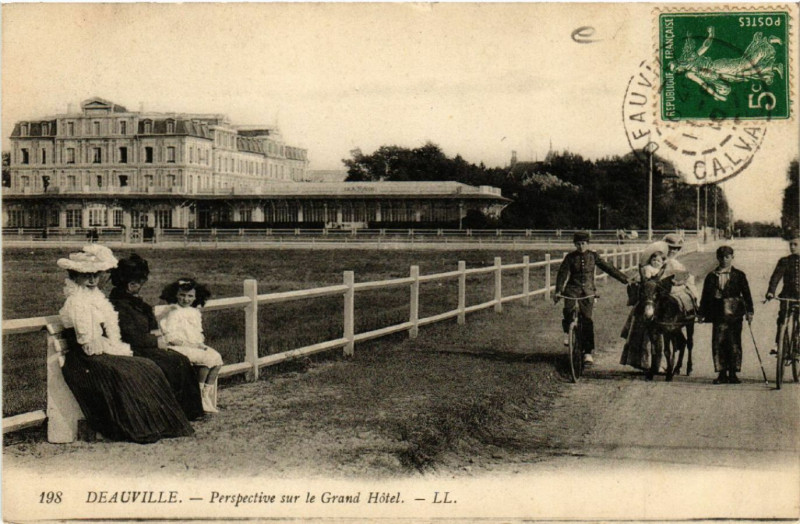 Carte postale ancienne Deauville - Perspective sur le Grand Hotel à Deauville