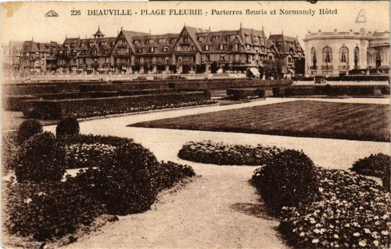 Carte postale ancienne Deauville - Plage Fleurie - Parterres fleuris et Normandy Hotel à Deauville