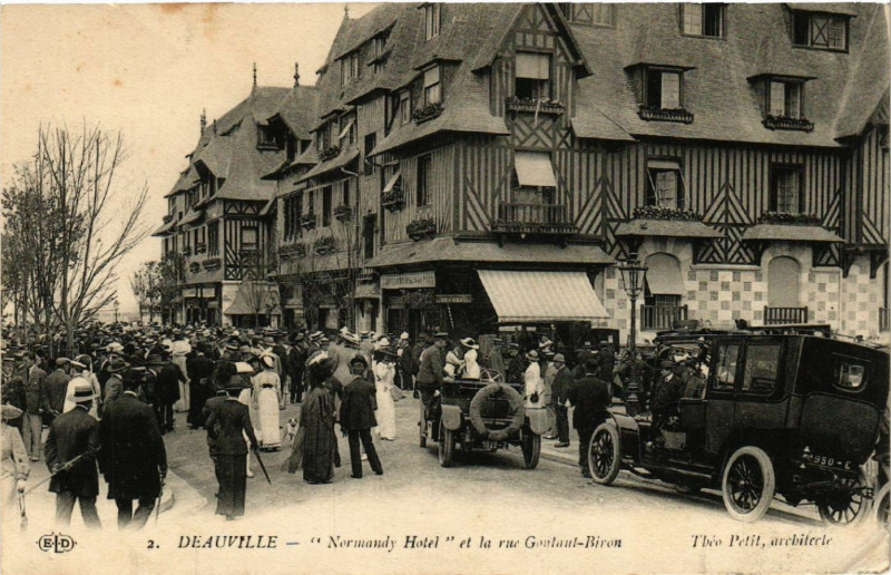 Carte postale ancienne Deauville - Normandy Hotel et la rue Gontant-Biron à Deauville