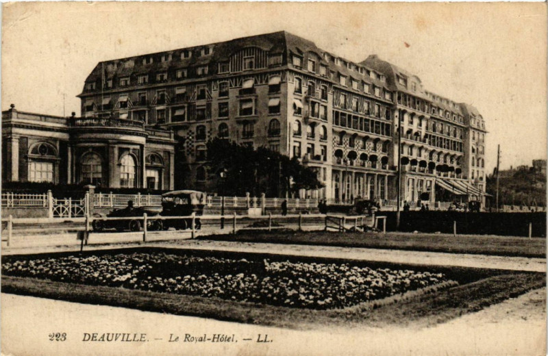 Carte postale ancienne Deauville - Le Royal-Hotel à Deauville