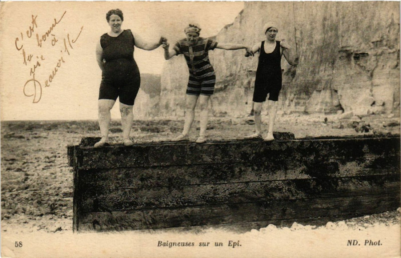 Carte postale ancienne Baigneuses sur un Epi