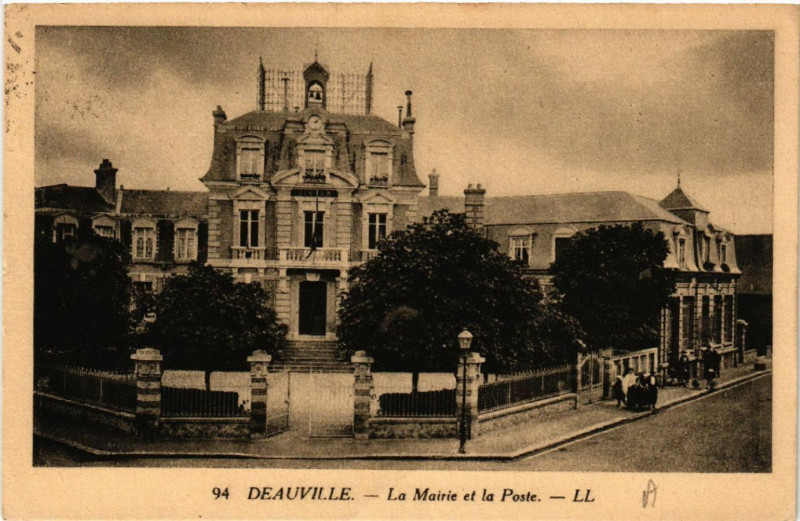 Carte postale ancienne Deauville - La Mairie et la PoSainte- à Deauville