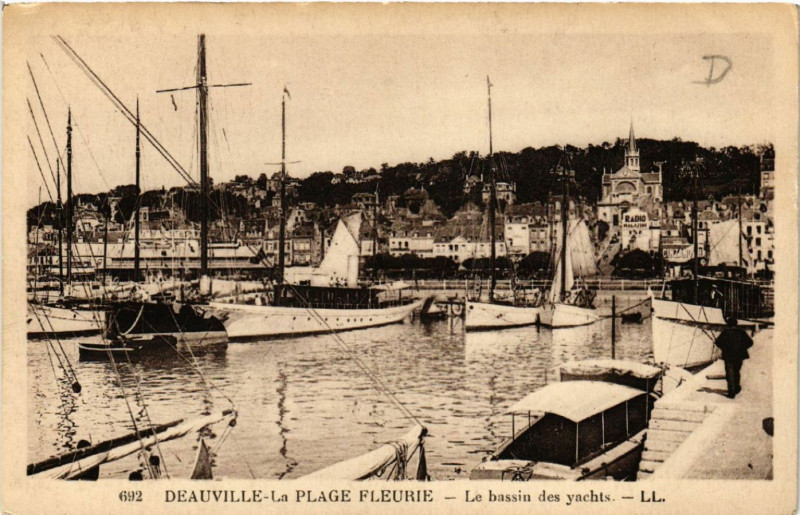 Carte postale ancienne Deauville - La Plage Fleurie - Le bassin des yachts à Deauville