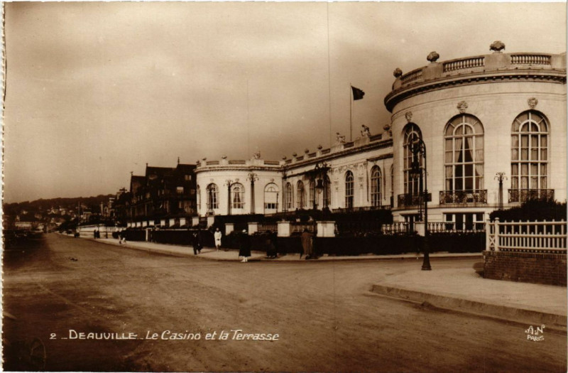 Carte postale ancienne Deauville - Le Casino et la Terrasse à Deauville