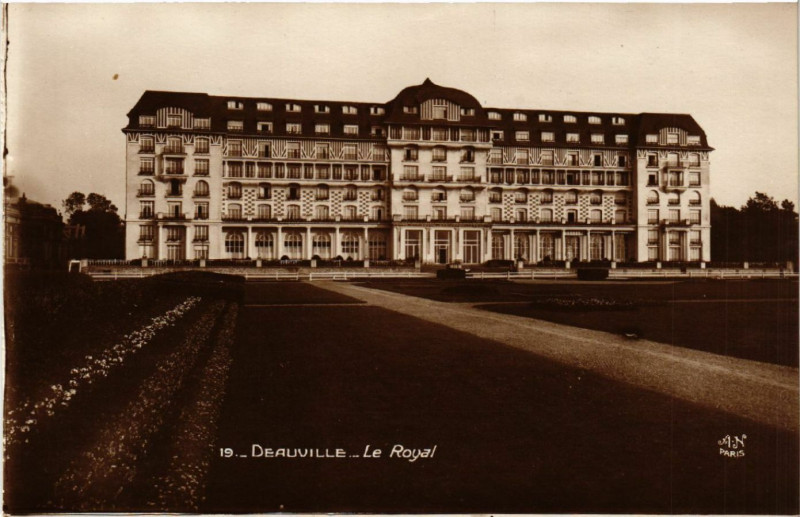 Carte postale ancienne Deauville - Le Royal à Deauville