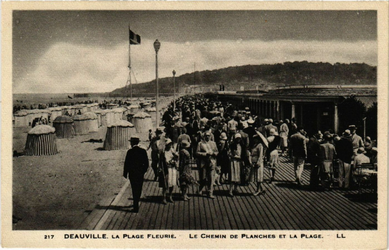 Carte postale ancienne Deauville - La Plage Fleurie - Le Chemin de Planches et la Plage à Deauville