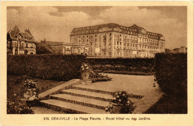 Carte postale ancienne Deauville - La Plage Fleurie - Royal Hotel vu des Jardins à Deauville